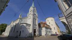 Kirche der Schmerzhaften Maria & Rigaer Schloss